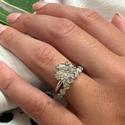 Round Lara Engagement Ring