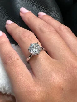 Round Lara Engagement Ring